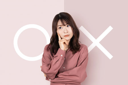 マルとバツで悩む人の写真